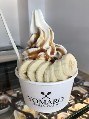 Vegan Froyo with banana, mr.tom, bananabread and caramelsauce size medium. Really delicious and not too sweet. at YOMARO in Essen