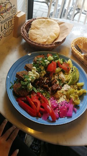 Talerz z trzema rodzajami hummusu i falafelami, pycha! at Mango Vegan Street Food - Zelazna in Warsaw