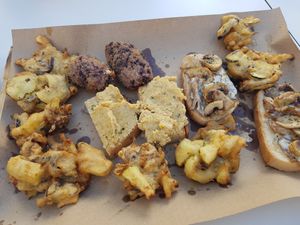 Starters of courgette and apple buñuelos (fritters), hummus on toast, garlic mushrooms and cream cheese on toast at Verde Gourmet in Jerez