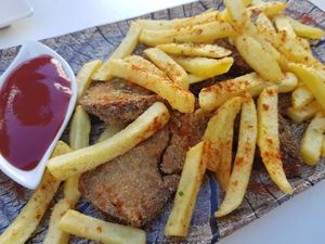 Breaded seitan and fries at Verde Gourmet in Jerez