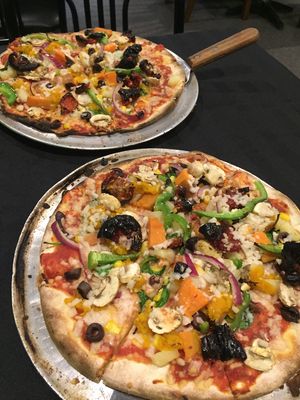 Vegetarian pizza with vegan cheese at Pizza This Pizza That in Nambucca Heads