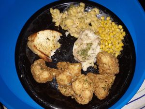 Cauliflower wings with garlic toast, mac and cheese, corn, and mashed potatoes and gravy at Vegan Food House in Dallas