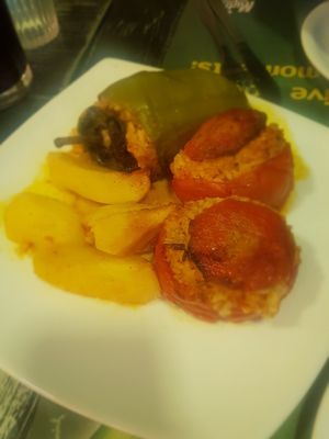 Tomates y pimientos al horno rellenos de arroz at All That Jatz in Athens