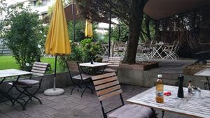 Quiet garden in the back at Dieci Pizza in Kuesnacht
