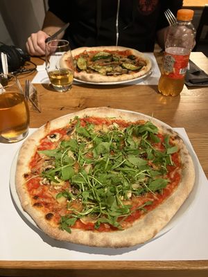 Pizza customisée avec champignons, ananas, rucola & fromage végan  at Dieci Pizza in Fribourg