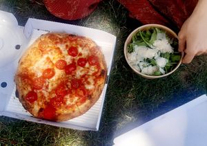 Rucola pizza (veggie) with Grana Padano and rucola on the side, that my friend had at Dieci Pizza in Rapperswil-jona