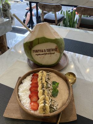 Coconut and chocolate smoothie bowl. Delicious #Veganuary at Pumpkin and Beetroot in Ubud