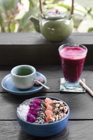 sunset smoothie bowl with homemade granola, chia & seasonal fruits on a dragonfruit and coconut yoghurt smoothie
blood flow slow pressed juice and sencha green tea at MOTHER in Ubud