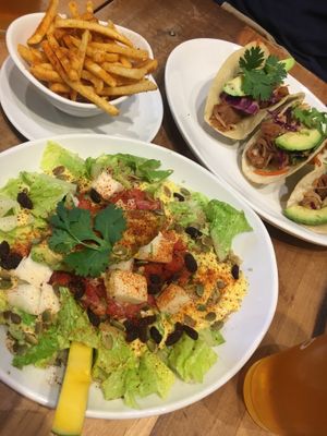 Salade et tacos façon coréenne  at Native Foods in Palm Springs