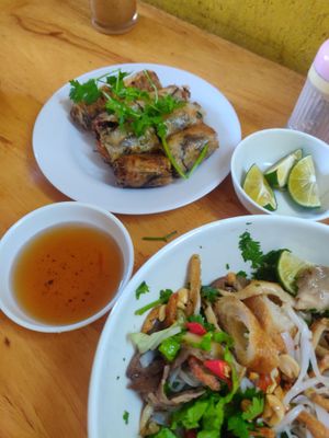 Fried spring rolls and dipping sauce at Pho Chay in Hanoi