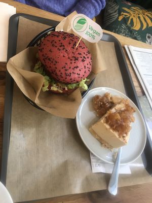 Burger et cheesecake goût  tarte tatin at EnVie Vegan in Geneva