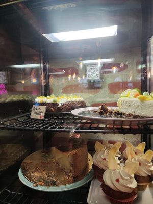 Cakes at EnVie Vegan in Geneva