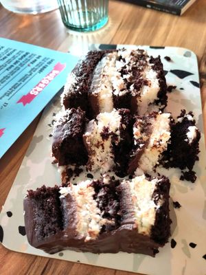 Coco choco cake at EnVie Vegan in Geneva