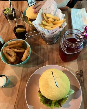 BBQ Bacon with onion rings at EnVie Vegan in Geneva