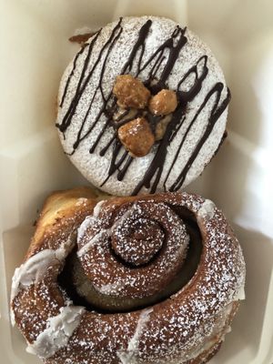 Donut & cinnamon roll  at EnVie Vegan in Geneva