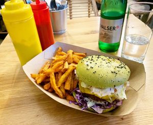 She Hulk burger at EnVie Vegan in Geneva