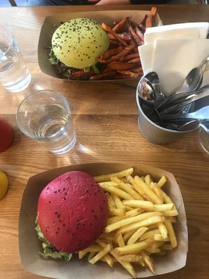 Burgers at EnVie Vegan in Geneva