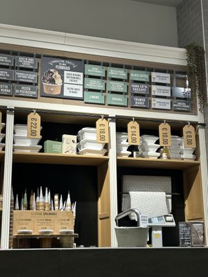 The options for vegan gelato are indicated by a green label.  at Gelateria La Romana - Ostiense in Rome