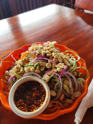 Pad Thai salad (vegan) at Cafe Escondido in Roatan