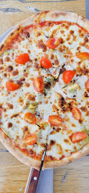 Pizza végétarienne at d'Angelo in Mykonos