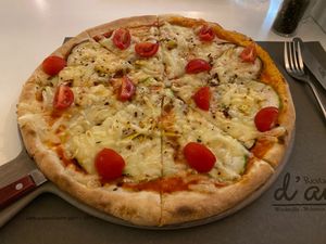 Vegetarian Pizza with vegan cheese at d'Angelo in Mykonos