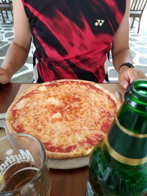 Pizza margherita con mozzarella vegana at d'Angelo in Mykonos