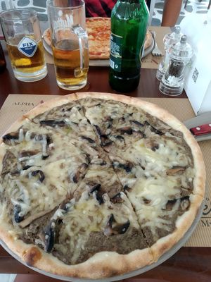 Pizza con crema di funghi, funghi Portobello, mozzarella vegana e olio al tartufo at d'Angelo in Mykonos