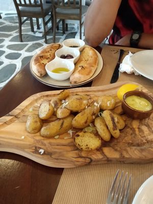 Patate novelle arrosto e pane all'aglio at d'Angelo in Mykonos