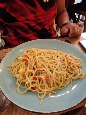 Spaghetti aglio, olio e peperoncino con crountons di pane at d'Angelo in Mykonos