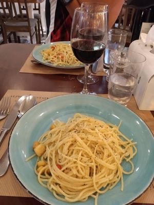 Spaghetti aglio, olio e peperoncino con crountons di pane at d'Angelo in Mykonos