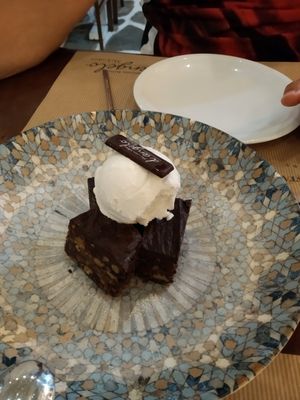 Brownie al cioccolato e gelato al cocco at d'Angelo in Mykonos