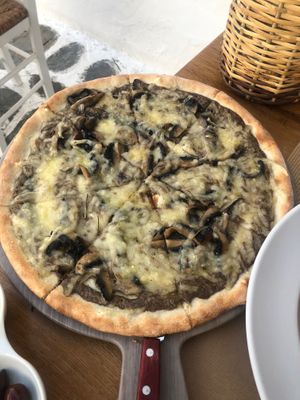 Pizza mushrooms at d'Angelo in Mykonos