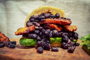 La Clasica - Black beans/Avocado/Plantain at Mr. Plaenty in Amsterdam
