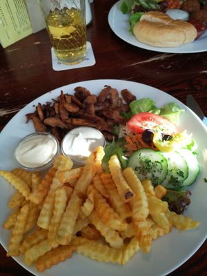 Das vegane gyros mit tzatziki und mayo tip und um Hintergrund falafel at Kult in Wurzburg