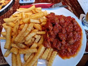 Veganes Gulasch mit Pommes at Kult in Wurzburg