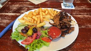 Veganes Gyros mit Pommes, Salat, veganem Tsatsiki und Ketchup (12,90 €)  at Kult in Wurzburg