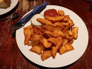 Kartoffelwedges mit veganen Dips at Kult in Wurzburg