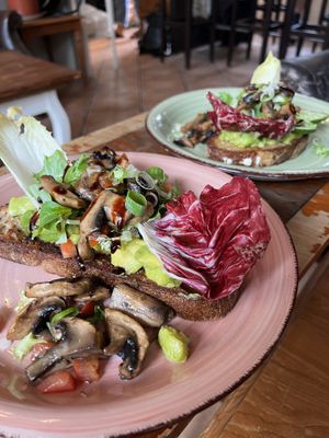 Avocado Toast mit Champignons   at Mayras Wohnzimmer in Bonn