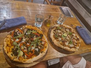 Pizza field und Pizza jackfruit. Sehr lecker at Bella by Sage in Ubud