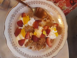 Strawberry crumble at Bloomy in Toulouse