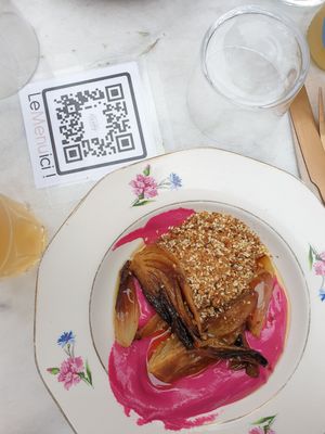 Beet hummus with roasted fennel at Bloomy in Toulouse