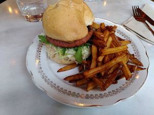 Burger au faux-gras maison avec des frites at Bloomy in Toulouse