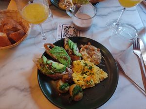 Assiette salé brunch avec toast houmous et tofu brouillé at Bloomy in Toulouse