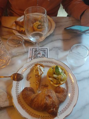 Assiette brunch sucré (croissant trop sec ) salade de fruit et micro par de pumpkin pie trop sucré at Bloomy in Toulouse