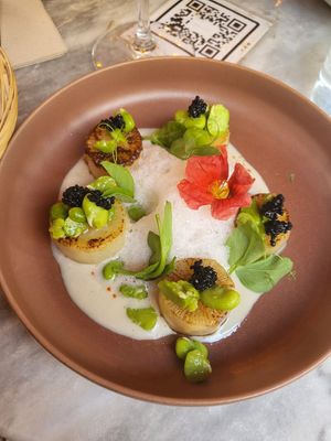 Trompe l'oleil of scallops (turnip), vegan caviar, shallot cream at Bloomy in Toulouse