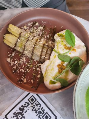 White asparagus w hay and dukkah praline at Bloomy in Toulouse