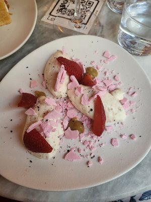 Pink pavlova at Bloomy in Toulouse