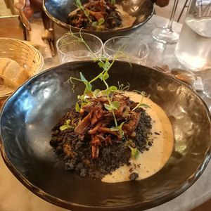 Crumble butternut et morilles avec des pousses de petits pois et une crème aux aiguilles de pins à tomber par terre 😍 at Bloomy in Toulouse