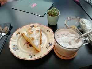 Tarte au citron et chai latte (amande)  at Bloomy in Toulouse