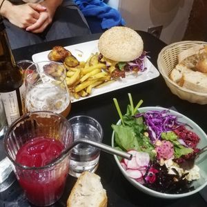 Cold pressed juice, beer, bowl & burger at Bloomy in Toulouse